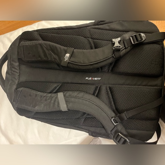 *Like New* Northface Backpack - Picture 2 of 7